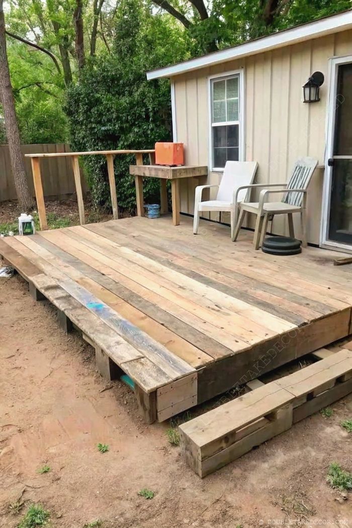 Terrasse maison en palettes de bois avec comptoir surélevé, glacière orange et assises décontractées entourées de verdure