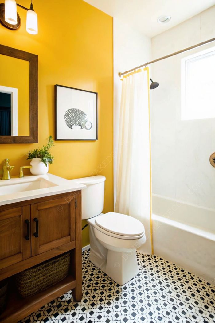 Salle de bain gaie aux murs jaunes, meuble-vasque en bois naturel, robinetterie en laiton et carrelage noir et blanc graphique.