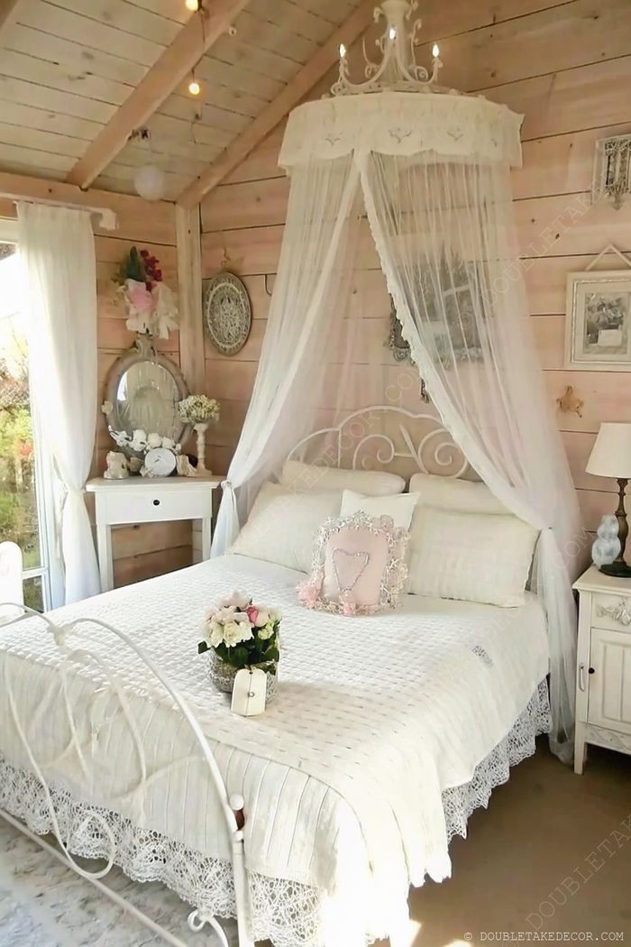 Bájos shabby chic hálószoba fehér vasággyal, csipkés baldachinnal, fa burkolattal, vintage dekorral–otthonos hangulat.