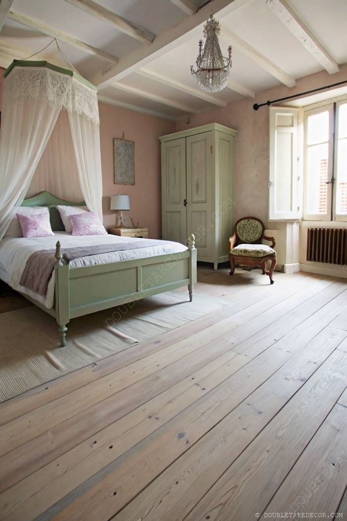 Ein entspanntes Schlafzimmer mit hellgrün gestrichenem Bett und Schrank vor sanft rosafarbenen Wänden. Modernes Vintage-Flair für eine harmonische Auszeit.