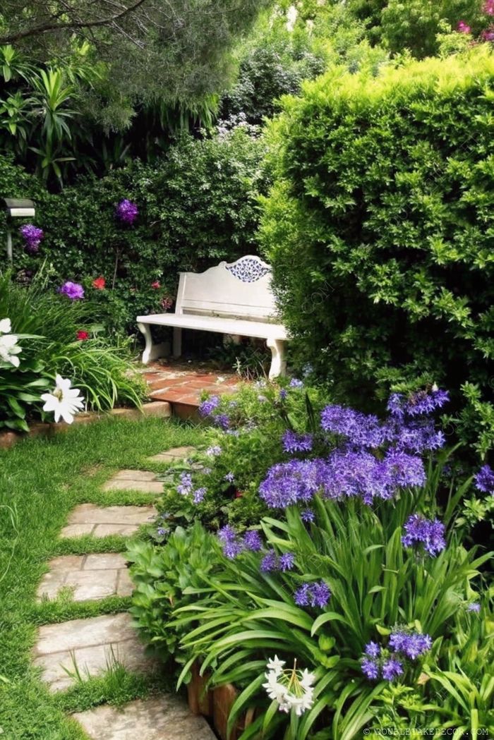 Charmant banc blanc niché dans un jardin verdoyant avec un sentier en pierres, des fleurs violettes et des lys blancs parmi une végétation éclatante